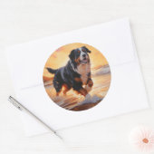 Sandy Paws Berner Berghond op Strand Zonsondergang Ronde Sticker (Envelop)