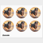 Sandy Paws Berner Berghond op Strand Zonsondergang Ronde Sticker (Vel)