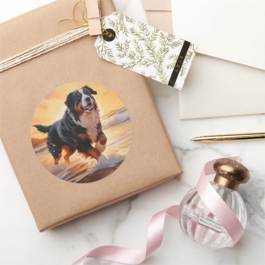 Sandy Paws Berner Berghond op Strand Zonsondergang Ronde Sticker (Geschenken)