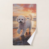 Sandy Paws Bichon Frise Dog sur Beach Sunset (Serviette à main)