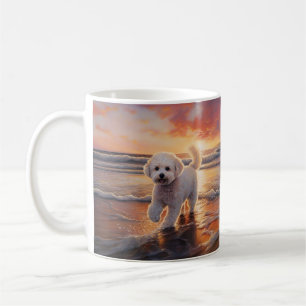 Sandy Paws Bichon Frise-hond op het strand bij zon Koffiemok