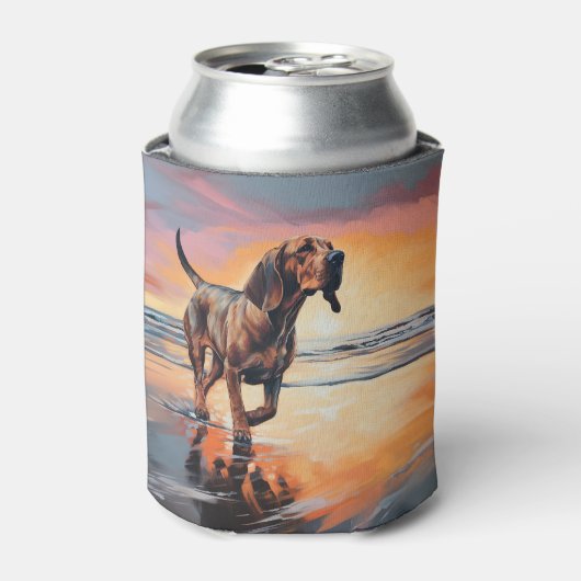 Sandy Paws bloedhond op strand zonsondergang Blikjeskoeler (Blikje Voorkant)