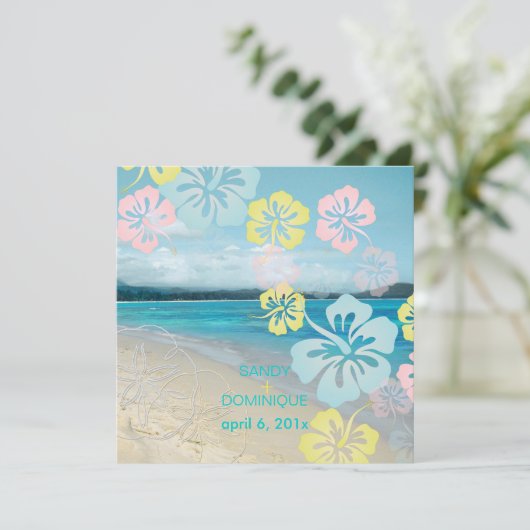 Sandy strand/hibiscus bestemmingbruiloft kaart (Staand voorkant)