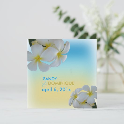 Sandystrand, plumerias-bestemming bruiloft kaart (Staand voorkant)