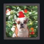 Santa Hat Bulldog Christmas Tree Snowman boîte cad<br><div class="desc">Mignonne photo Bulldog avec boîte cadeau de Noël Tree Snowman en arrière - plan. Un cadeau parfait pour Noël !</div>