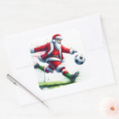Santa trapt een bal op het winterfeest vierkante sticker (Envelop)