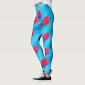 SAPPIGE RODE LYCHEE OP BLAUWE ACHTERGROND LEGGINGS (Links)