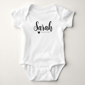 Sarah Name onthult Betekenis van een minimaal mode Romper