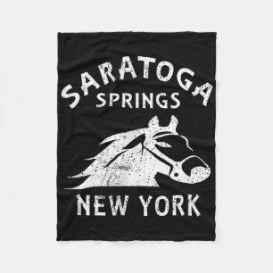 Saratoga Springs Ny Paard Vintage Grafisch Racing Fleece Deken
