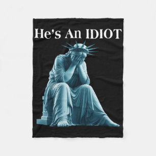 Sarcastisch anti-Trump Hij is een idioot standbeel Fleece Deken