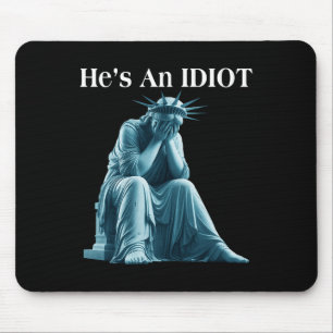 Sarcastisch anti-Trump Hij is een idioot standbeel Muismat