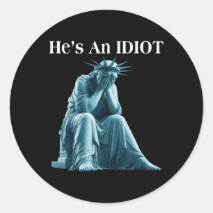 Sarcastisch anti-Trump Hij is een idioot standbeel Ronde Sticker