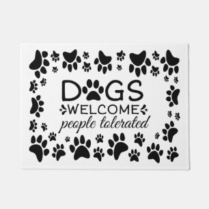 Sarcastische honden verwelkomen mensen die getoler deurmat