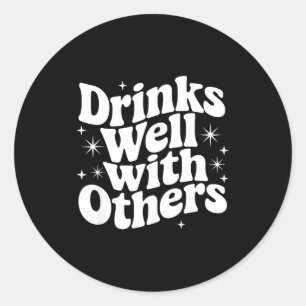 Sarcastische quote zeggende cadeau drinkt goed met ronde sticker