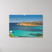 Sardijns helderblauw zee & lucht met boten en klif canvas afdruk (Voorkant)