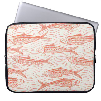 Sardines in beweging in koraal en wit laptop sleeve