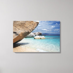Sardinia strand met groot rotskanvas canvas afdruk