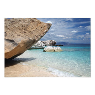 Sardinia strand met grote rotsafdruk foto afdruk