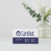 SariBlue | CARTE DE VISITE 2 (Debout devant)