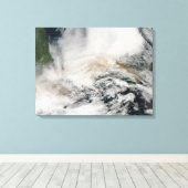 Sarychev Peak blaast door het Zee van Okhotsk Canvas Afdruk (Insitu (Houten vloer))