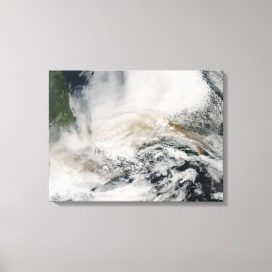 Sarychev Peak blaast door het Zee van Okhotsk Canvas Afdruk (Voorkant)