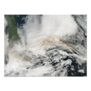 Sarychev Peak blaast door het Zee van Okhotsk Foto Afdruk