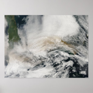 Sarychev Peak blaast door het Zee van Okhotsk Poster