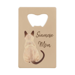 Sasha Siamese kat mam Kat kijkt weg tekenen Kredietkaart Flessenopener