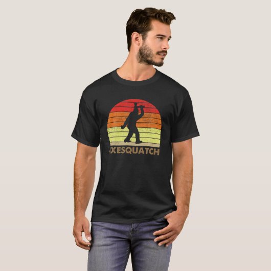 Sasquatch Axe Throwing Funny Lumberjack Bigfoot Me T-shirt (Voorkant volledig)