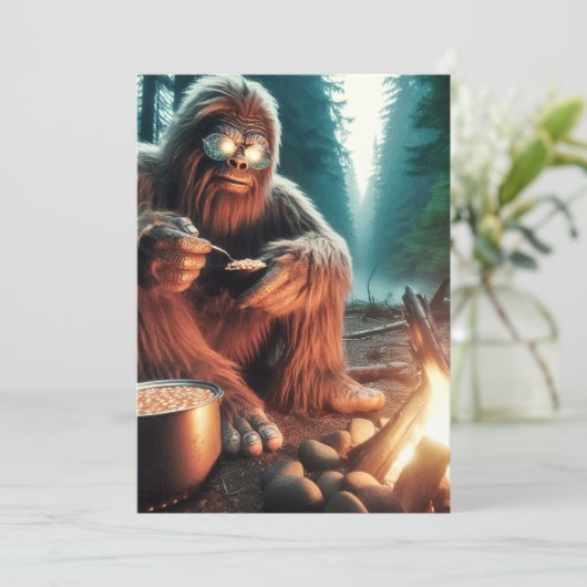 Sasquatch bij het kampvuur bedankkaart (Staand voorkant)