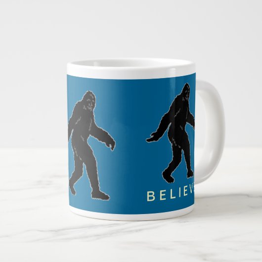 Sasquatch croient la tasse enorme (bleue) (Devant droit)