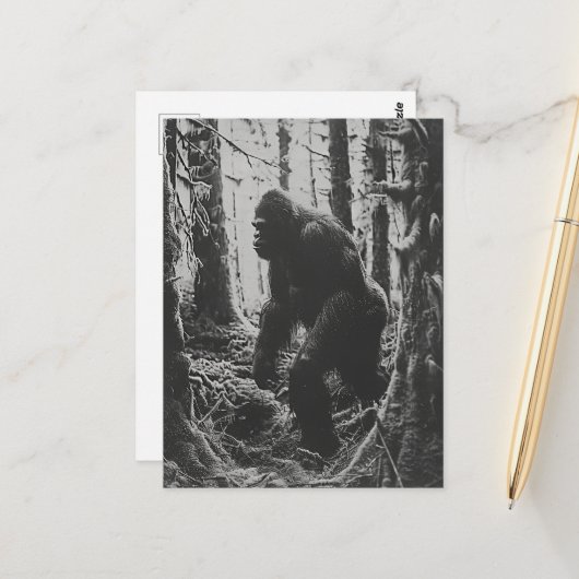 Sasquatch in het bos zwart-wit briefkaart (Voorkant / Achterkant in situ)