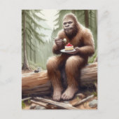Sasquatch in mossy bos met een cheesecake briefkaart (Voorkant)