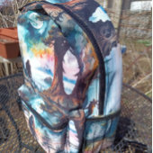 Sasquatch op een boskam boven de oceaan bedrukte rugzak