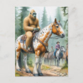 Sasquatch rijdt op een paard op een trailride briefkaart (Voorkant)