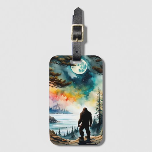 Sasquatch Staand op Ridge met uitzicht op de oceaa Bagagelabel (Voorkant (verticaal))