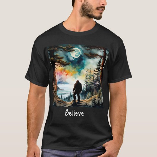 Sasquatch Staand op Ridge met uitzicht op de oceaa T-shirt (Voorkant)