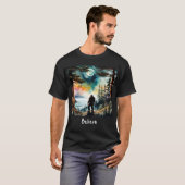 Sasquatch Staand op Ridge met uitzicht op de oceaa T-shirt (Voorkant volledig)