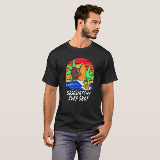 Sasquatchy Tiki Hut Surf Shop T-shirt (Voorkant volledig)
