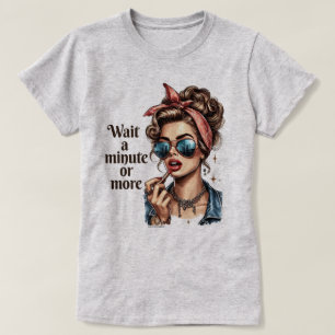 Sassig Retro Meisje T-Shirt – Wacht Even of Meer