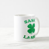 Sassy Lassie St. Patrick's Day T-shirt Koffiemok (Voorkant rechts)