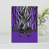 Sassy Purple Zebra Invitation with Bow Kaart (Staand voorkant)