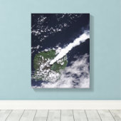 Satelliet uitzicht van een dikke, stoomrijke pluim canvas afdruk (Insitu (Houten vloer))