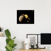 Saturn en haar Moons Poster (Thuiskantoor)