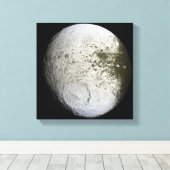 Saturnus's maan Iapetus 2 Canvas Afdruk (Insitu (Houten vloer))