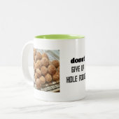 Sauce GIve up sur les aliments à trous Mug (Devant gauche)