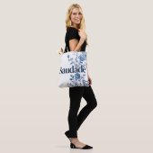 Saudade Portuguese Tote Bag – Blue Azulejo Floral  (Sur le modèle)