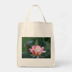 Sauterelle sur le sac fourre-tout à rose de rose