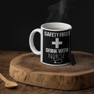 Sauvez D'Abord Avec Une Mug De Café Infirmière