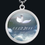 Sauvez le collier pendentif dateur, cygnes.<br><div class="desc">Sauvez le collier pendentif d'art dateur, cygnes photo, bijoux nature. Pendentif de mon montage photo original, collage. 2 cygnes nageant entre ciel et ciel sur un lac, entourés de montagnes. Beau cadeau pour les amoureux de la nature, amoureux des animaux pour toute occasion pour elle! Ajoutez votre propre date spéciale,...</div>